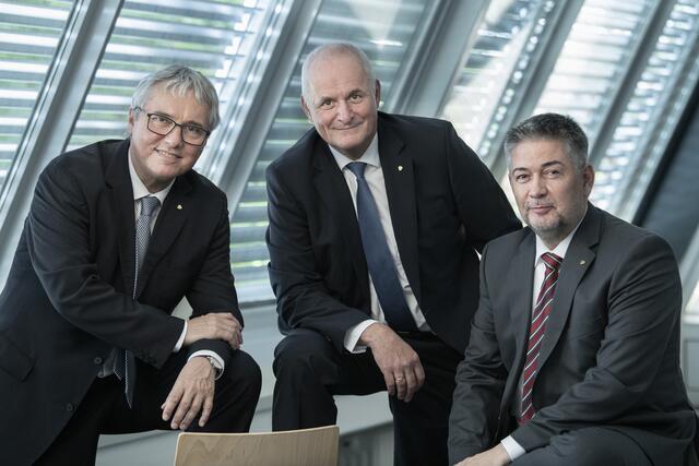 Die Leitung des TDK-Standortes Deutschlandsberg: CEO und COO Michael Stahl (Mitte), CTO Dr. Georg Kügerl (links) und CFO Jürgen Holzinger