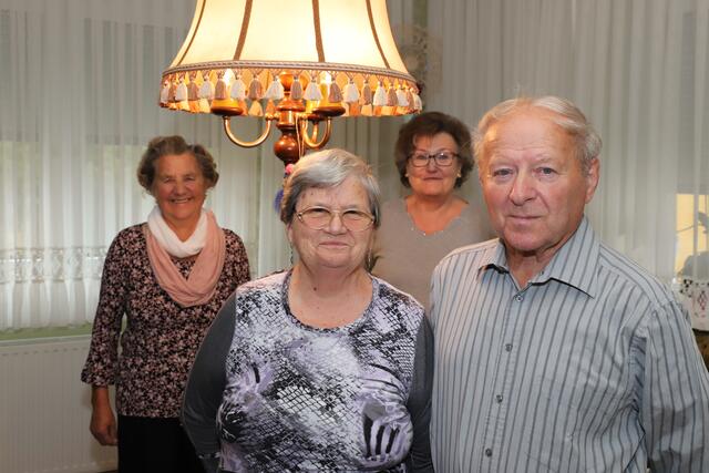 Im Bild vorne das Jubiläumspaar Gertrude und Johann Lackner und hinten die Gratulanten des Pensionistenverbandes Oberpetersdorf, Theresia Schöll und Renate Kaeßmayer.