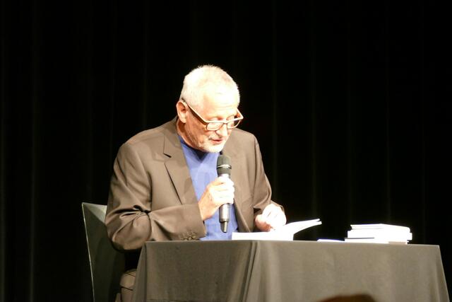 Konstantin Wecker faszinierte das Publikum im Zentrum mit seiner Lesung.  | Foto: Stadtgemeinde Feldbach