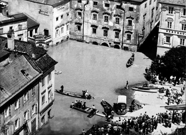 Damals 1954: Jahrhunderthochwasser in Linz
Der Anfang des Juli 1954 war verregnet, dann begann es am 7. Juli erneut und besonders heftig zu regnen. Das Wasser kam viel stärker und schneller als erwartet. Der Höchststand des Hochwassers wurde am 11.7. mit 962 cm Pegelstand erreicht. Zum Vergleich: 2013 waren es 930 cm. Mehr als 20 Prozent des Stadtgebietes wurden überschwemmt, 5.500 Personen mussten evakuiert werden. 1.300 Wohnungen wurden zerstört. | Foto: Archiv der Stadt Linz