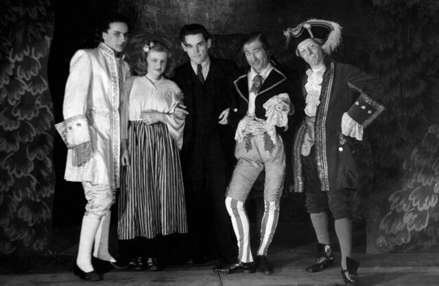 Damals 1945: Leonce und Lena im Alten Rathaus
Im Dezember 1945 wurde Georg Büchners Lustspiel „Leonce und Lena“ durch die Städtischen Kammerspiele im Alten Rathaus aufgeführt. Auf dem Bild von links die Schauspieler Veit Relin, Liselotte Schmidt, Hubert Mann, Franz Pühringer und Fritz Bramböck. Das Stück, verfasst im Jahr 1836, ist eine Liebesgeschichte und zugleich Satire auf den Obrigkeitsstaat. Die Uraufführung erfolgte erst 1895 in München. | Foto: Archiv der Stadt Linz