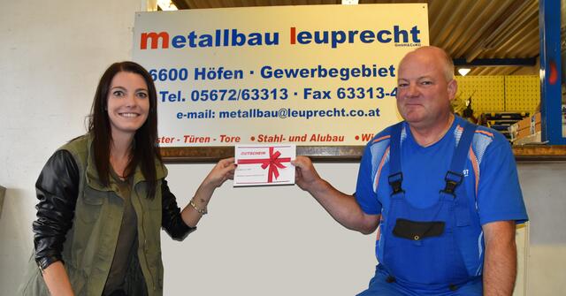 Julia Leuprecht mit dem glücklichen Gewinner Helmut Lorenz.