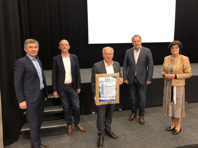 Beim offiziellen Auszeichnungsakt: Franz Fartek, Franz Glanz, Josef Ober, Reinhold Ebner und Christine Siegel (v.l.).  | Foto: WOCHE