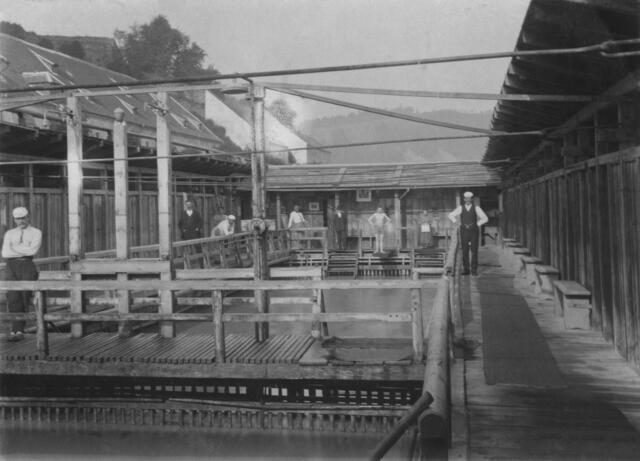 Damals 1900: Das Strombad an der Donaulände
Auf der Höhe des Salzstadels an der Oberen Donaulände befand sich vom Ende des 19. Jahrhunderts mit Unterbrechungen bis zum großen Hochwasser des Jahres 1954 ein Strombad. Dieses Bad wurde von der Bevölkerung auf Grund der Nähe zur Stadt gerne angenommen. Im Bild erkenntlich ein von der Donau durchströmtes Wasserbecken, links im Hintergrund das Dach des Salzamtsstadels und darüber die Schlossbastei. | Foto: Archiv der Stadt Linz