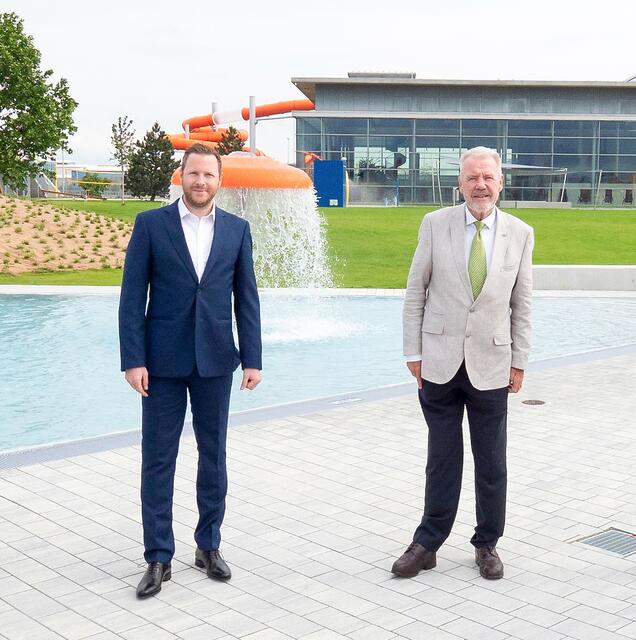 Bürgermeister Klaus Schneeberger und Bürgermeister-Stellvertreter Michael Schnedlitz freuen sich über eine hervorragende Saisonbilanz im neuen Freibereich der "Aqua Nova". | Foto: Stadt WN/Weller