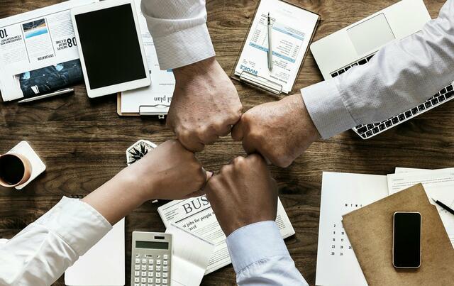 Für einen starken Zusammenhalt in der Firma werden Unternehmen gesucht, die sich dem #positivarbeiten anschließen.