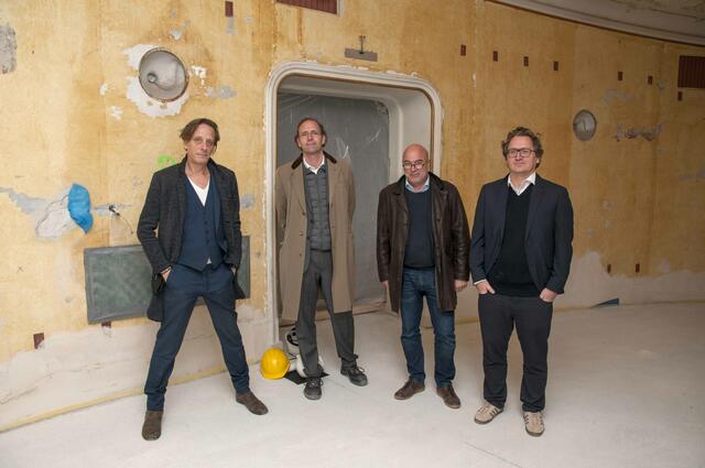 Auf der Baustelle: Intendant Kay Voges, Cay Stefan Urbanek (kaufmännischer Direktor), Much Untertrifaller (Architekt und Geschäftsführer), Michael Porath (Partner, v.l.).