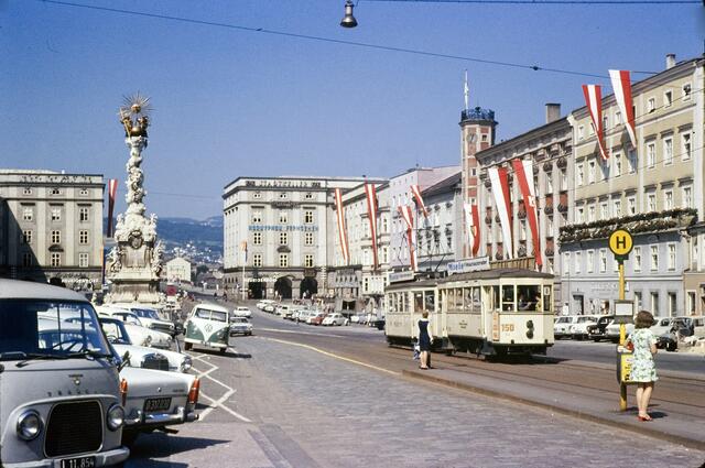 Damals 1969: Fahnenschmuck am Hauptplatz
Am 9. September 1969 zeigte sich der Hauptplatz im Fahnenschmuck anlässlich der Festwoche „Linz um 1900“. Ein Straßenbahnzug der Linie B hat gerade die Haltestelle verlassen. Ab 1970 ersetzten Gelenktriebwagen sukzessive die Zweiachstriebwagen. Im Jahr 1974 wurden die Linienbezeichnungen geändert: Aus der Linie B wurde die Linie 1. Die Einrichtung der Fußgängerzone auf dem Hauptplatz erfolgte im Jahr 1979. | Foto: Archiv der Stadt Linz