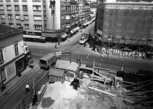 Damals 1954: Veränderungen auf der Mozartkreuzung
Die Aufnahme aus dem Jahr 1954 zeigt die städtebaulichen Veränderungen dieser Zeit bei der Mozartkreuzung: Im Vordergrund die Baustelle des neungeschossigen Hochhauses der Ersten Allgemeinen Versicherungsanstalt, links das im Jahr 1960 wegen der Straßenerweiterung abgebrochene Haus Landstraße 40, gegenüber der 1930/31 errichtete Karmelitenbau. Die Straßenbahnlinie M wurde 1968 durch Autobusse ersetzt. | Foto: Archiv der Stadt Linz