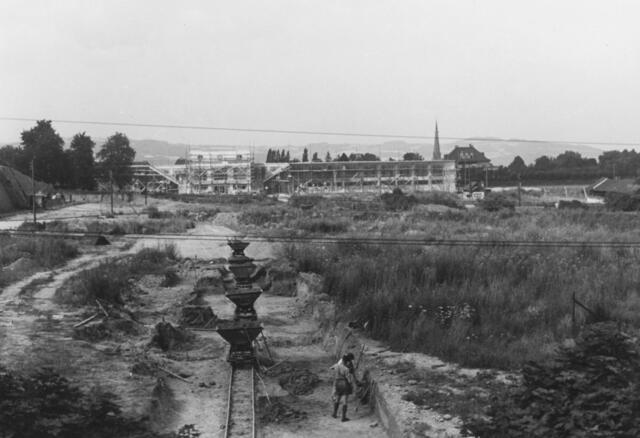 Damals 1951: Bau des Stadions auf der Gugl
Genau ein Jahr vor der Eröffnung sah die Baustelle auf der Gugl noch nicht wie eine Sportstätte aus, die als damals modernstes Stadion in Österreich nach internationalen Standards erbaut war. Auf den Gründen der ehemaligen Froschberg-Ziegelei gelegen, sollte das auf einer Seite offene und daher hufeisenförmige Linzer Stadion über 20.000 Personen Platz bieten – davon waren allerdings nur 4.100 Sitzplätze. | Foto: Archiv der Stadt Linz