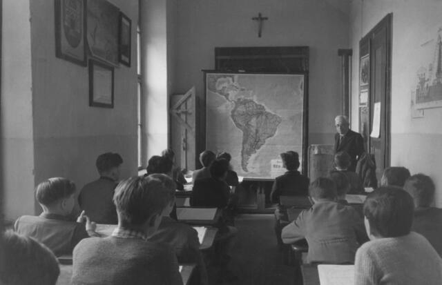 Damals 1950: Schulraumnot in der Mozartschule
Noch Jahre danach waren die Folgen der Zerstörungen des Zweiten Weltkriegs in Linz deutlich spürbar. Neben einem Mangel an Wohnraum betraf dies auch die öffentlichen Gebäude und Schulen. Schulräumlichkeiten wurden anderweitig verwendet, und viele Klassen konnten teilweise nur sehr unzureichend untergebracht werden. In der Mozartschule musste unter anderem in Gängen und Kellerräumen unterrichtet werden. | Foto: Archiv der Stadt Linz