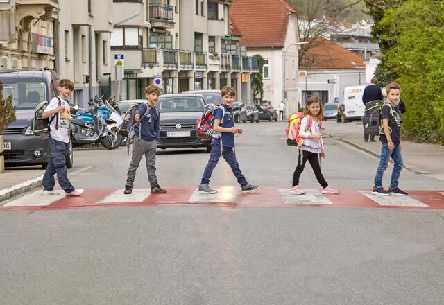 Mit zu Fuß gehen einen Preis gewonnen - die Schüler in Purkersdorf
