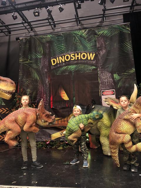 Erleben Sie Dinosaurier hautnah in einer faszinierten Live-Show ...
