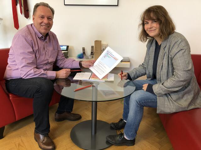 Ottakring Bezirksvorsteher Franz Prokop analysiert mit SPÖ Bezirksgeschäftsführerin Stefanie Lamp das Wahlergebnis für Ottakring. | Foto: Michael J. Payer