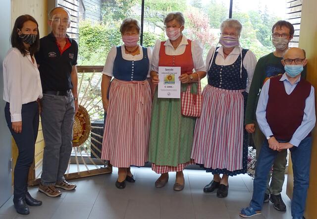 Eine Abordnung der Goldhauben- und Kopftuchdamen Bad Goisern überreichte Regina Nußbaumer, Leiterin der Lebenshilfe-Werkstätte Bad Ischl (links), und Beschäftigten als Dank für deren Arbeit in der Werkstätte eine großzügige Spende in Höhe von 1.000 Euro. | Foto: Lebenshilfe Oberösterreich