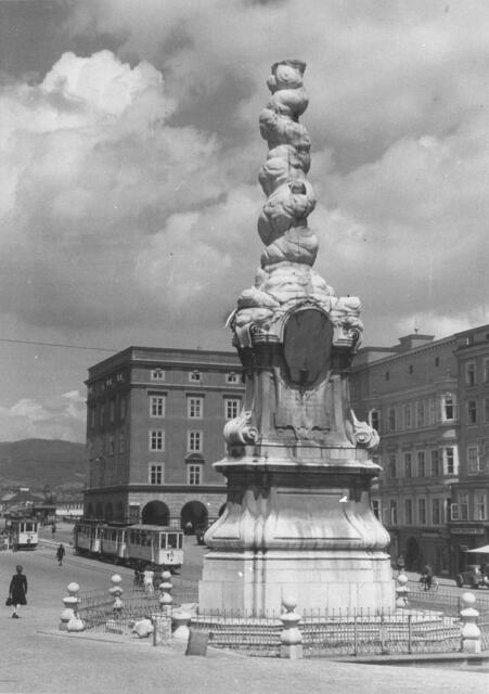 Damals 1947: Wiederaufbau der Dreifaltigkeitssäule
Die Dreifaltigkeitssäule wurde in ihrer fast 300-jährigen Geschichte bereits mehrfach restauriert. 1943 wurden als kriegsbedingte Maßnahme sämtliche Schmuckteile von der Säule entfernt und in den Zentralkeller in der Kapuzinerstraße verbracht. Der Sockel und die Säule selbst konnten aufgrund des immensen Gewichtes nicht geborgen werden. Bis zur Renovierung im Jahr 1947 stand die Säule völlig schmucklos da. | Foto: Archiv der Stadt Linz