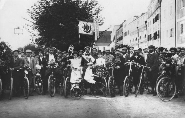 Damals 1900: Radfahrclub „Der Wanderer Linz“
Nach 1867 blühte in Linz das Vereinsleben. Auch für den noch jungen und exklusiven Radsport bildeten sich einige Vereine: Neben dem Platzhirschen, dem Linzer Bicycleclub, waren um 1900 vier kleinere Vereine etabliert. Einer davon waren „Die Wanderer“ mit dem Stammlokal in der Domgasse. Das Gruppenfoto der Vereinsmitglieder wurde im Jahr 1900 bei einer Fahrt nach Aschach an der Donau aufgenommen. | Foto: Archiv der Stadt Linz