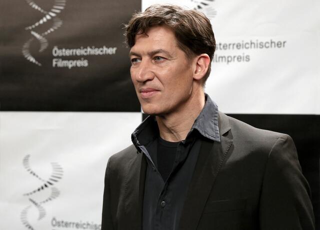 Tobias Moretti spielt – passend zum Drehort Niederrußbach – einen Weinbauern.