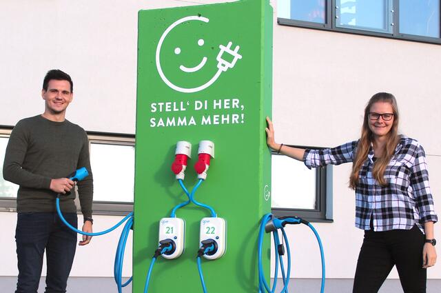 Niceshops-Mitarbeiter vor der eigenen E-Ladestation am Firmengelände.  | Foto: Niceshops