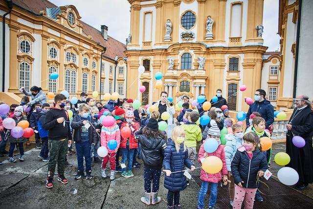 Die Kinder machen sich bereit die Luftballons in die Luft zu schicken. | Foto: Franz Gleiß