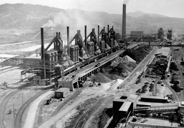 Damals 1949: Entwicklung des LD-Verfahrens
Mit der Entwicklung des sogenannten LD-Blasstahl-Verfahrens zur Produktion von hochwertigem Stahl im Jahr 1949 schrieb sich die VÖEST in die Annalen der Technikgeschichte ein. Das neu entwickelte Stahlgewinnungsverfahren funktionierte mittels Einblasen von reinem Sauerstoff auf das Roheisen und hatte den Vorteil, bei gleicher Qualität wesentlich billiger und effizienter Stahl produzieren zu können. | Foto: Archiv der Stadt Linz