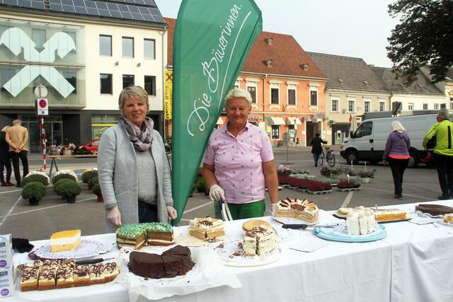 "Die Bäuerinnen" vertrieben mit traditionellen süßen Torten jede auch noch so kleine aufkeimende Herbstdepression.