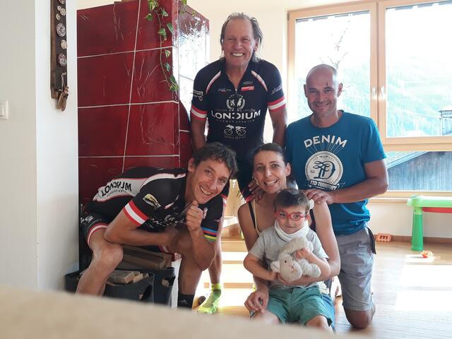 Die Para-Radsportler Michael Kurz, Wolfgang Dabernig, Mutter Leni mit Valentin und Vater Christof (von links)