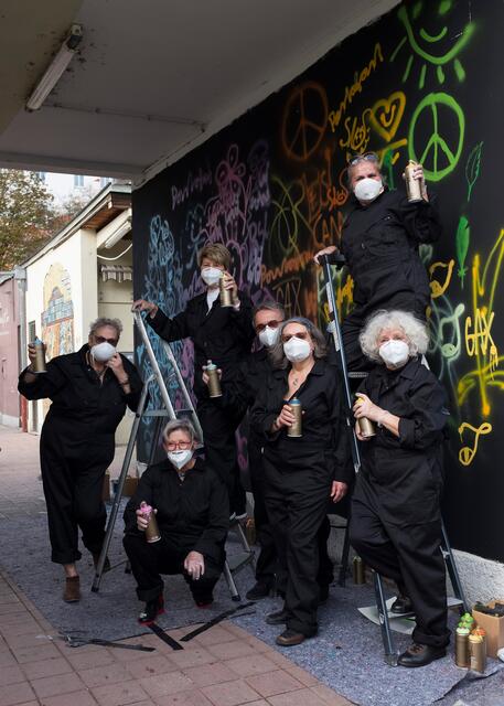 Beim Projekt "Silverpiece" kreierten Senioren am ein Graffito am Vorgartenmarkt .  | Foto: Shirin Omran/ KWP