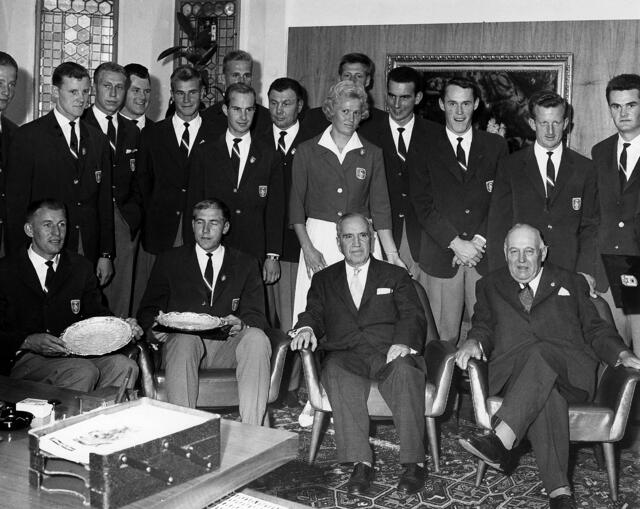 Damals 1960: Der Empfang der olympischen Mannschaft in Linz
Bürgermeister Ernst Koref empfing die olympische Mannschaft im Alten Rathaus. Die Ruderer Josef Kloimstein und Alfred Sageder vom Ruderverein Donau Linz gewannen in Rom die Silbermedaille der Herren im Zweier ohne Steuermann. Die beiden hatten bei den Olympischen Spielen im Jahr 1956 eine Bronzemedaille erhalten. Die österreichische Delegation umfasste 103 Sportler und belegte Platz 18 im Medaillenspiegel. | Foto: Archiv der Stadt Linz