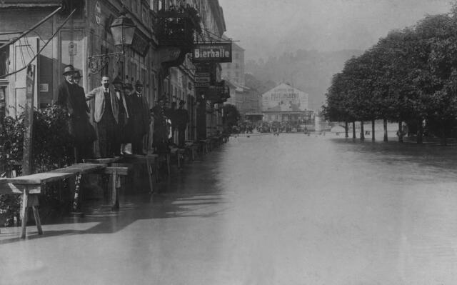 Damals 1920: Überschwemmte Untere Donaulände
Wochenlange Regenfälle brachten 1920 ein Hochwasser nach sich, welches am 9. September seinen Höhepunkt erreichte. Die Donaulände stand vollkommen unter Wasser. An der Hafenstraße stand das Wasser fensterhoch, die Traunbrücke musste für den Verkehr gesperrt werden. Teile der eingestürzten Schärdinger Innbrücke wurden vorbeitreibend gesichtet. Zuletzt war 1899 ein derart starkes Hochwasser registriert worden. | Foto: Archiv der Stadt Linz