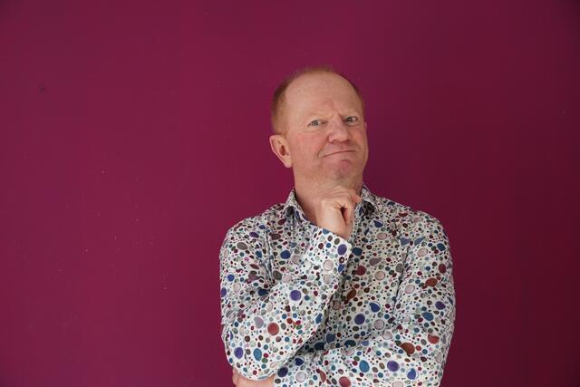 Edi Jäger (Schauspieler, Kabarettist, Produzent und Mitglied des künstlerischen Leitungsteams des Kleinen Theaters Salzburg) mimt wieder einen Begriff.