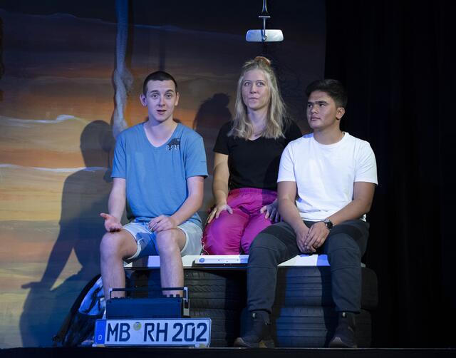 Zwischen den beiden erfahrenen Darstellern Adrian Mair und Celina Moser, feiert Mahdi Hazara (v.l.) in der Rolle des „Tschick“ sein Bühnendebüt. | Foto: Sylvia Größwang