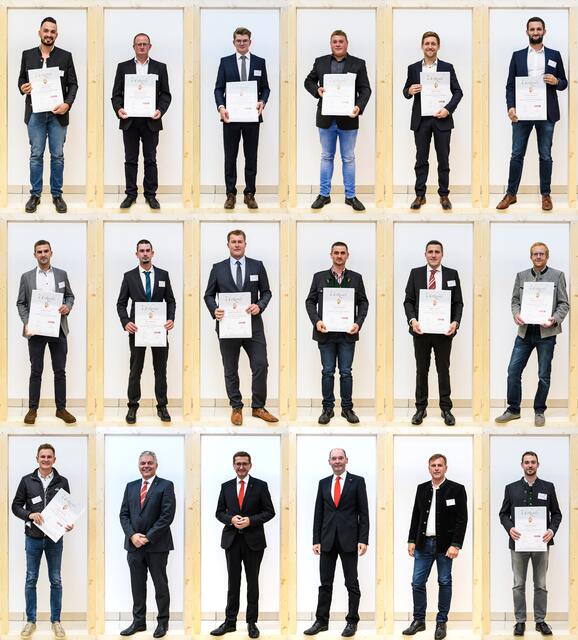 Daniel Dobretzberger (mittlere Reihe, 3. v. li.) ist Holzbau-Meister. WKOÖ-Vizepräsident Leo Jindrak (unterste Reihe, 2. v. l.), Landesrat Markus Achleitner (unterste Reihe, 3. v. l.), Innungsgeschäftsführer Markus Hofer (unterste Reihe, 3. v. r.), Holzbauinnungsmeister Josef Frauscher (unterste Reihe, 2. v. r.) gratulierten. | Foto: cityfoto/Simlinger