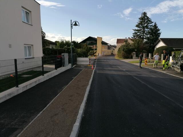 Die Asphaltierung der Straße ist abgeschlossen.  | Foto: Gemeinde