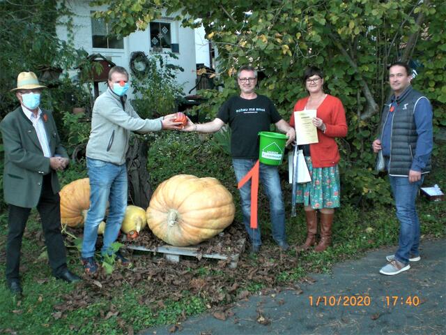 Oskar Rovensky, Harald Hofer und Bgm. Matthias Brunner (re) gratulieren Gottfried und Dagmar Zettl (Bildmitte) zum Sieg der Thaler Riesenkürbismeisterschaft. | Foto: Wohlmuther
