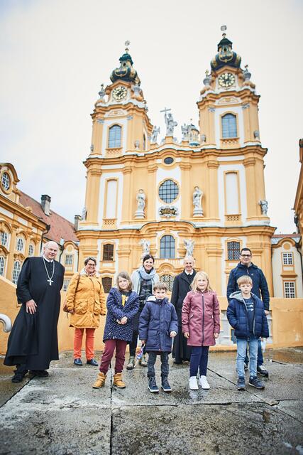 Abt Georg Wilfinger, Sabine Lechner (Schulleiterin VS Melk), Verena Thöni, Pater Martin Rotheneder, Bürgermeister Patrick Strobl mit den Kindern Pauline Kloibhofer, Constantin Goller, Valentina Pimiskern und Benedikt Huber | Foto: Franz Gleiß