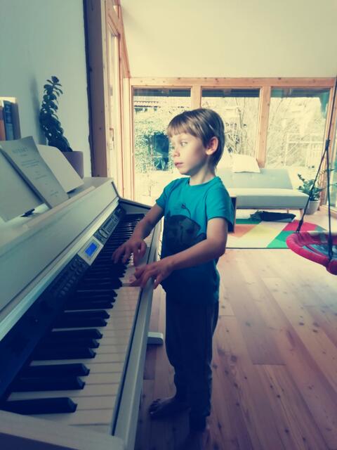 Samuel beim Klavierspielen. | Foto: Hruby