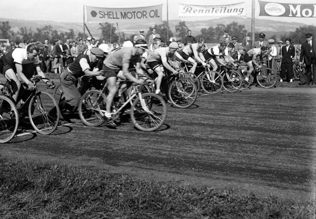 Damals 1934: Radrennen am ehemaligen Trabrennplatz
Am 23. September 1934 veranstaltete die Sektion Linz des Österreichischen Motorfahrer-Verbandes auf dem Trabrennplatz das 18. Linzer Rad- und Motorradrennen. Unter großem Publikumsandrang wurden auf der 800 Meter langen Aschenpiste drei Rad- und fünf Motorradrennen gefahren. Der Trabrennplatz lag an der Stelle des heutigen Sportplatzes der HTL Paul Hahn Straße und erstreckte sich bis zur Semmelweisstraße. | Foto: Archiv der Stadt Linz