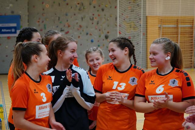 Die Telferinnen hatten trotz Niederlagen Grund zum Lachen: Lea Rettenbacher wurde beste Abwehrspielerin.  | Foto: Richard Bachnetzer