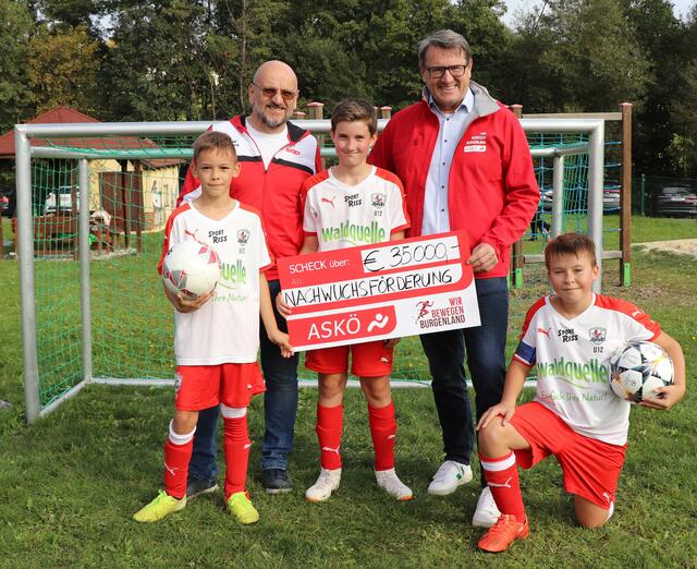 ASKÖ Burgenland Präsident Dr. Alfred Kollar ist stolz die Nachwuchsförderung der Vereine im Jahr 2020 für die Sportvereine verdoppeln zu können. ASKÖ Waldquelle Kobersdorf Obmann Ing. Franz Steiner und die Nachwuchsspieler Simon und Elias Oberger sowie Simon Mössner profitieren als 1. Verein von einer zusätzlichen Unterstützung.