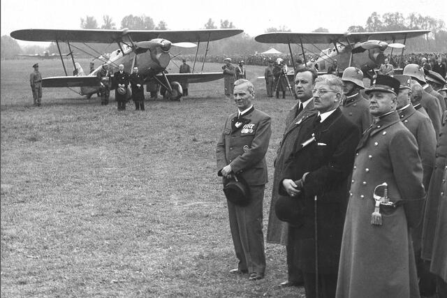 Damals 1937: Neue Flugzeuge für die Luftstreitkräfte
Am 17. Oktober 1937 wurde am Linzer Flugfeld von Landeshauptmann Heinrich Gleißner eine Staffel von fünf Jagdflugzeugen Fiat CR.32 an das österreichische Bundesheer übergeben. Eine landesweite Sammlung in Oberösterreich brachte die zur Anschaffung erforderliche Summe von 350.000 Schilling zusammen. Neben Gleißner sind Staatssekretär Guido Zernatto, Bundeskanzler Schuschnigg und Staatssekretär Wilhelm Zehner zu sehen. | Foto: Archiv der Stadt Linz