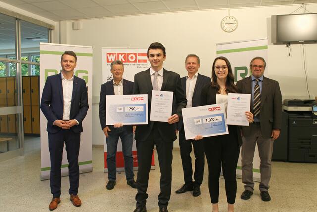 Andreas Höllinger und Klaus Grad von der Wirtschaftskammer (links), Heiko Stadler und Magdalena Wögerbauer (vorne) sowie Direktor Nikolaus Stelzer und Lehrer Rainer Möstl (hinten). | Foto: Foto: Schütz