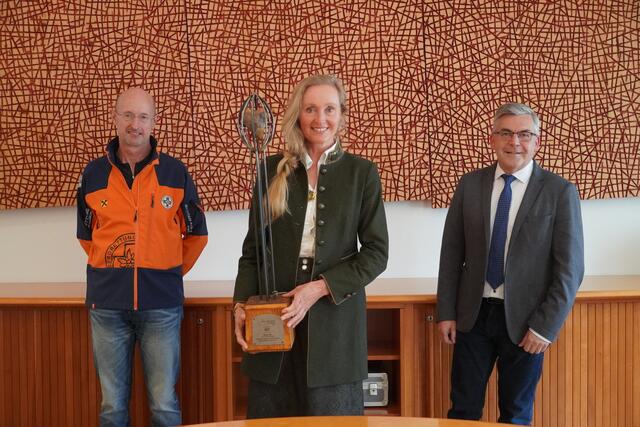 Obfrau Irmgard Wimmer und Johann Georg Gschwendtner von der Bergrettung (li.) erhielten das Salzherz (Trophäe) von Landesrat Josef Schwaiger (re.) überreicht.