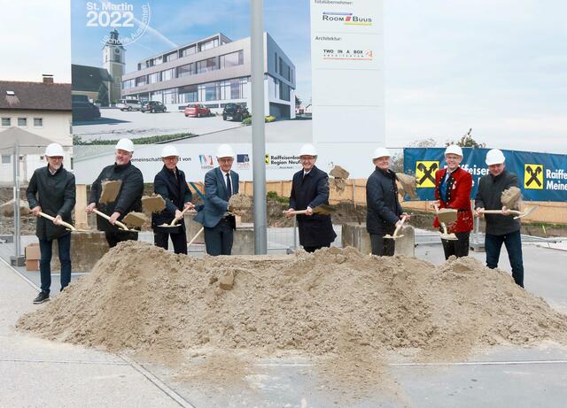 (von l nach r): DI Andreas Fiereder (Architekt two in a box Ottensheim), Werner Gruber (Mandatsträger für die Pfarre St. Martin), Dir. Helmut Kern, MBA (Vertreter der RLB), Franz Erlinger (GL Raiffeisenbank Region Neufelden), LR Markus Achleitner , Wolfgang Schirz (Bürgermeister St. Martin), DI Matthias Hagenauer (Obmann Musikverein St. Martin), Harald Kriegner (Generalunternehmer Roombuus)