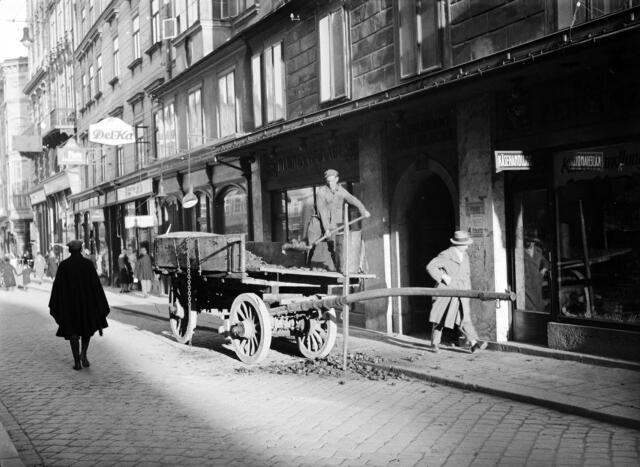 Damals 1930: Kohlenabladen an der Klosterstraße
Kohle war über viele Jahrzehnte der wichtigste Brennstoff für private Haushalte und musste zuerst mühsam von Hand von der Straße in die Kohlenkeller gebracht werden, um von dort wiederum zu den einzelnen Öfen im Haus verteilt zu werden. Durch den Ausbau des Gas- und Fernwärmenetzes verlor Kohle massiv an Bedeutung, auch weil man erkannte, dass der Hausbrand zur Luftverschmutzung nicht unerheblich beitrug. | Foto: Archiv der Stadt Linz