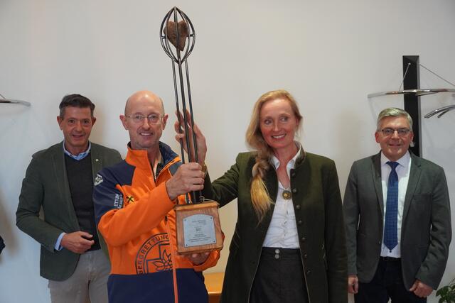 Obfrau Irmgard Wimmer, Johann Georg Gschwendtner von der Bergrettung (Mitte) mit Landesrat Josef Schwaiger (re.) und BB-Geschäftsführer Michael Kretz (li.). 