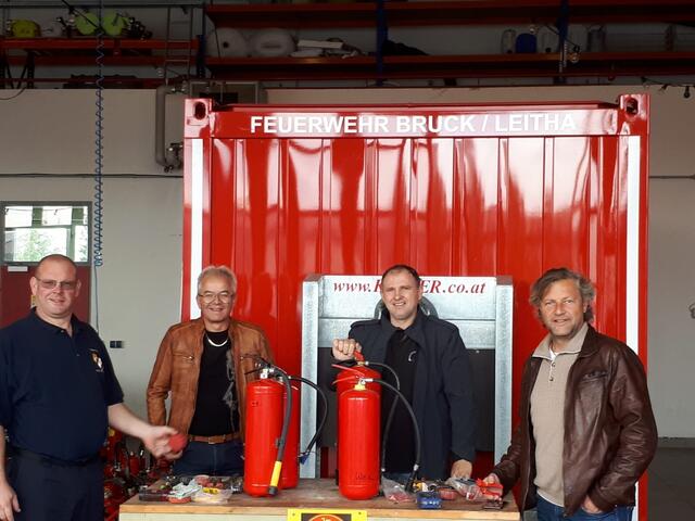 Bürgermeister Gerhard Weil und Vizebürgermeister Roman Brunnthaler besuchten Claus Wimmer und Thomas Steurer von der Brucker Feuerwehr.  | Foto: Privat