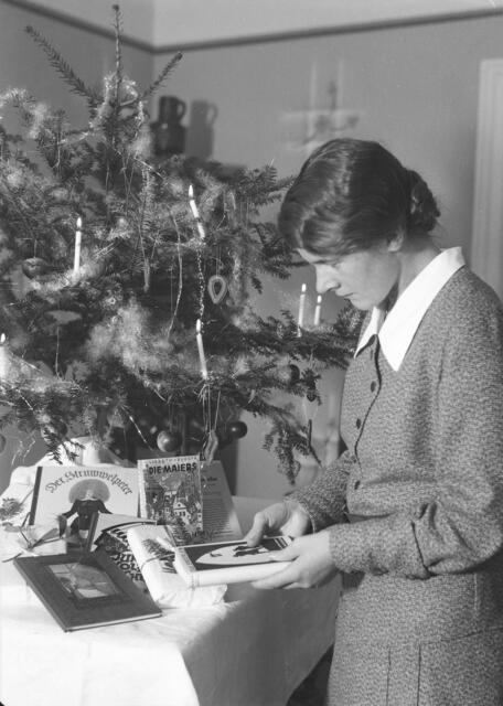 Damals 1932: Christbaum in einer Buchhandlung
Weihnachten war auch schon vor 90 Jahren ein Fest des Schenkens. Passend zum bevorstehenden Weihnachtsfest präsentierte eine nicht weiter genannte Linzer Buchhandlung ihre Geschenkideen unter einem kleinen Christbaum. Auf dem Bild gut zu erkennen ist der erstmals 1845 gedruckten Klassiker „Der Struwwelpeter“ aus der Feder des Frankfurter Arztes und Psychiaters Heinrich Hoffmann. Rechts daneben wird das Kinderbuch "Die Maiers" von Lisbeth Burger präsentiert. Zudem liegen weitere Kinderbücher auf dem Gabentisch, darunter auch religiös-erbauliche Werke. Anders als heute üblich, bestand die Verpackung der Geschenke damals schlicht aus weißem Papier, darauf wurde oft ein Tannen- oder Mistelzweiglein angebracht. | Foto: Archiv der Stadt Linz
