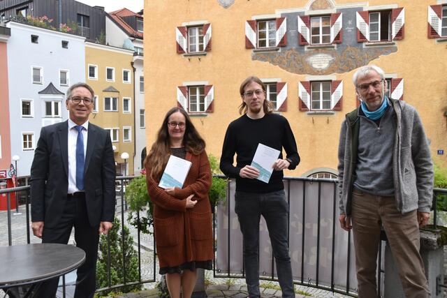 Bgm. Martin Krumschnabel, die beiden Editions-Autoren Maria Heidegger und Nikolaus Hagen sowie Projekt-Initiator Andreas Falschlunger (v.l.) präsentieren in Kufstein die dritte Edition.  | Foto: Barbara Fluckinger