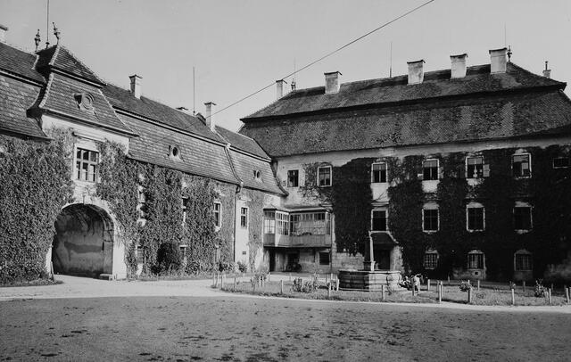 Damals 1966: Innenhof des Schlosses Auhof
Der adelige Freisitz aus dem 14. Jahrhundert wurde im Jahr 1689 von den Grafen Starhemberg gekauft. Im Jahr 1961 erwarben die Stadt Linz und das Land Oberösterreich das Schloss Auhof mit Park sowie ein 110.000 Quadratmeter großes Areal als Keimzelle für die heutige Johannes Kepler Universität. Nach einer umfassenden Revitalisierung sind seither das Rektorat und die Verwaltung der Universität untergebracht. | Foto: Archiv der Stadt Linz
